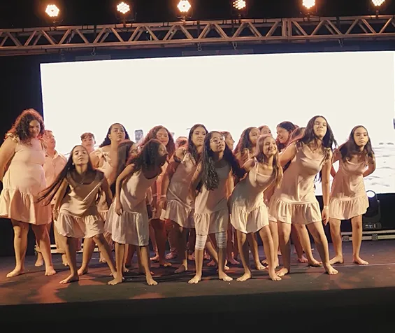 Aluna desenhando em um ateliê